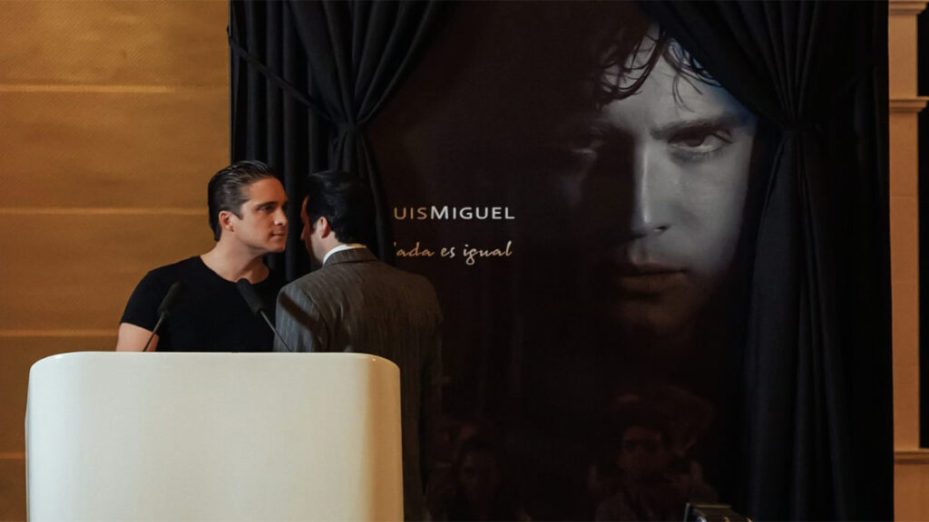 En la última temporada de Luis Miguel, la serie, se recrea el momento en el que el cantante es interrumpido en el estreno de su disco Nada es igual.