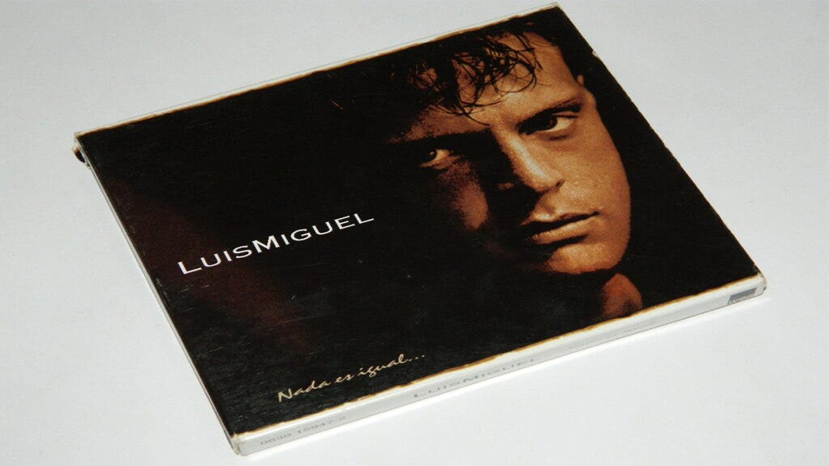 En la última temporada de Luis Miguel, la serie, se recrea el momento en el que el cantante es interrumpido en el estreno de su disco Nada es igual.