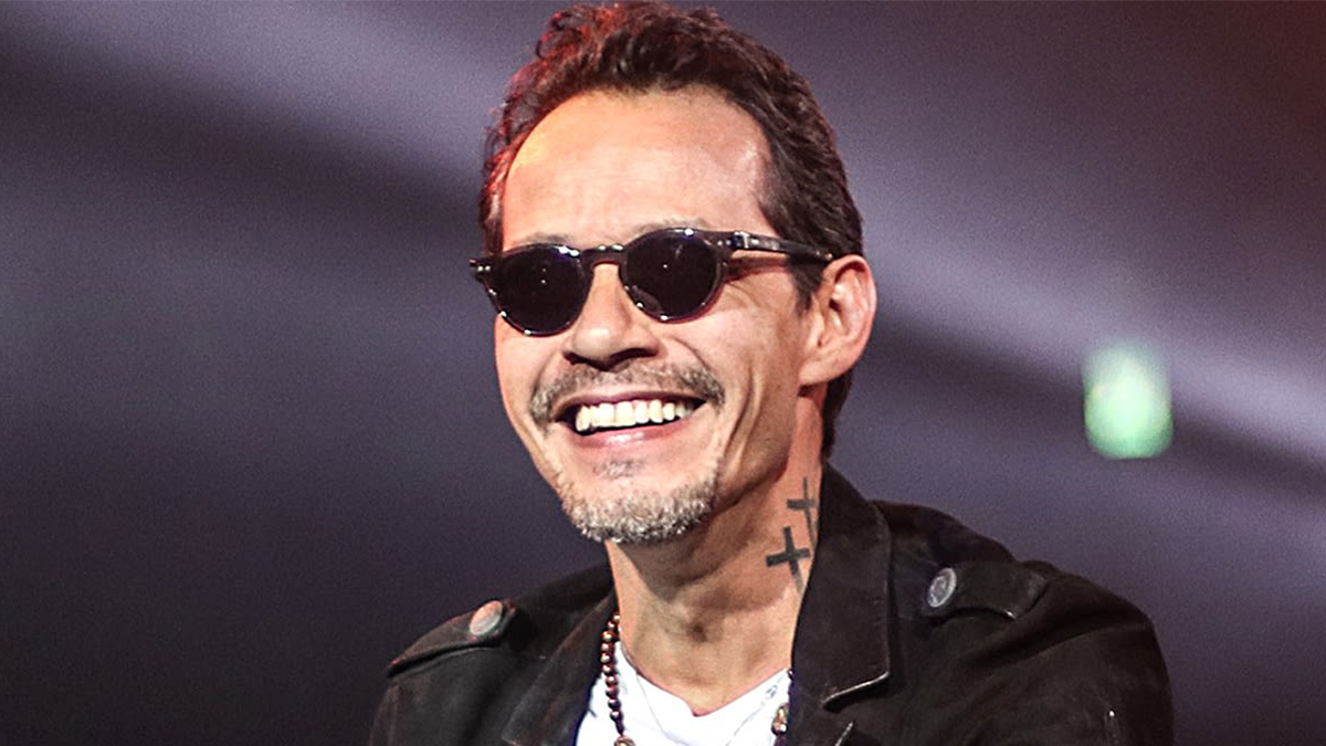 Marc Anthony preocupa a sus seguidores con gestos extraños en un concierto