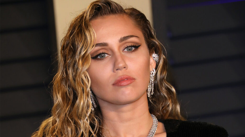 Miley Cyrus prueba un nuevo tema de cara al 2022