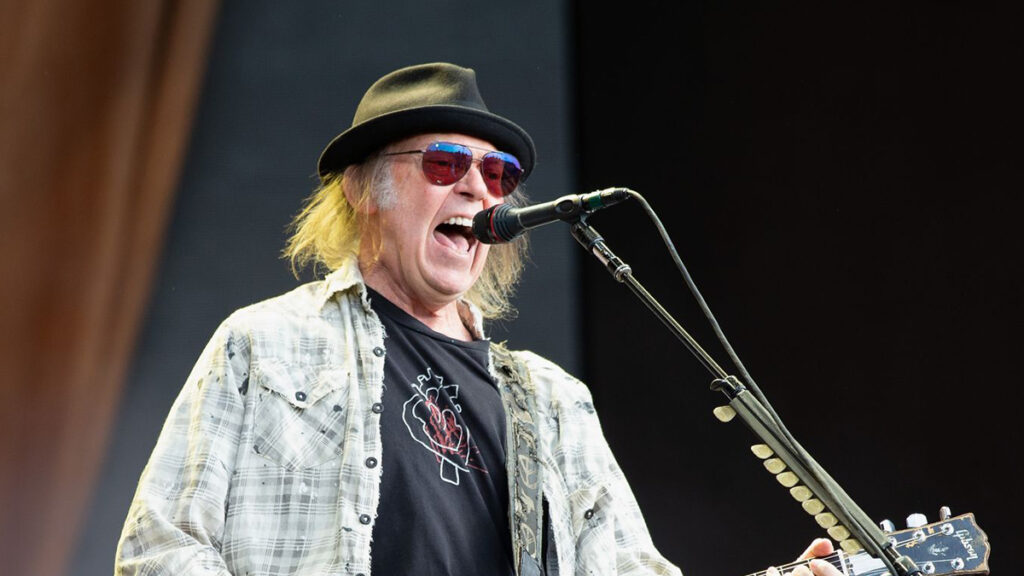 Spotify retira el catálogo de Neil Young