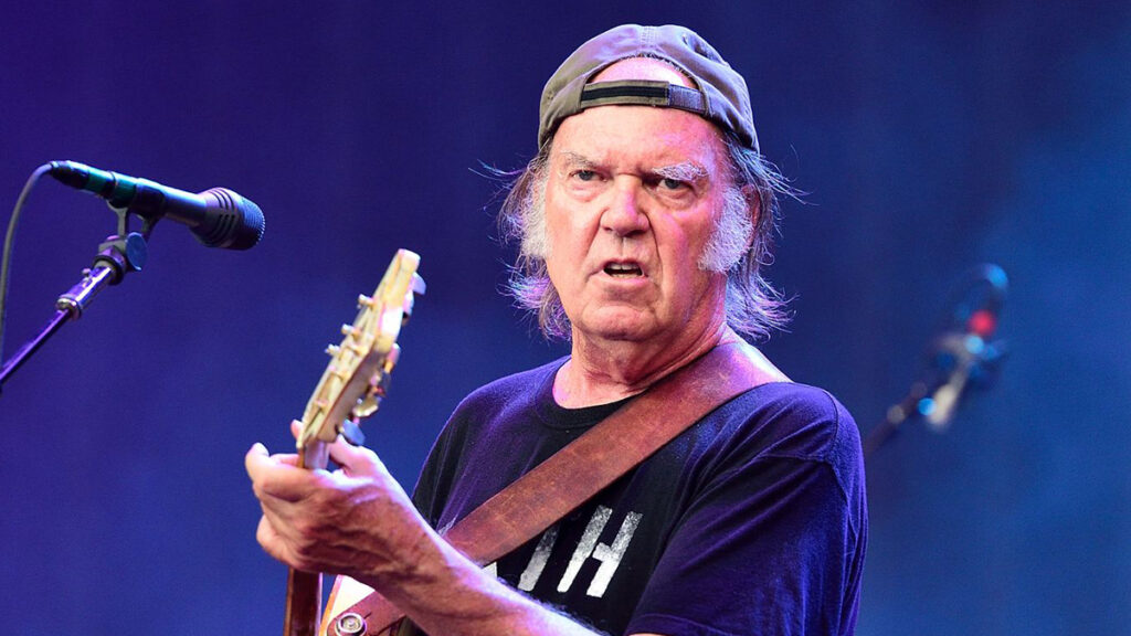 Neil Young amenaza a Spotify por podcast antivacunas